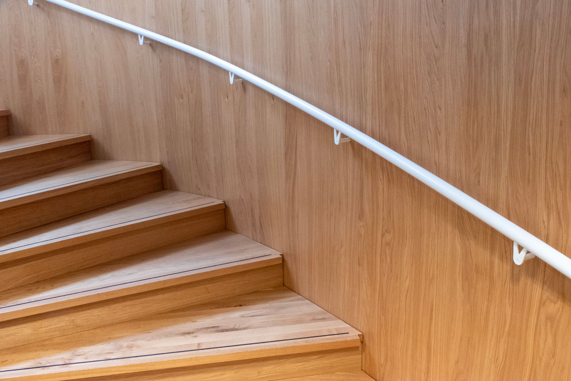 Détail d’un caisson lumineux sur mesure fixé sur une façade professionnelle, montrant la qualité des finitions et l’intégration du raccordement
