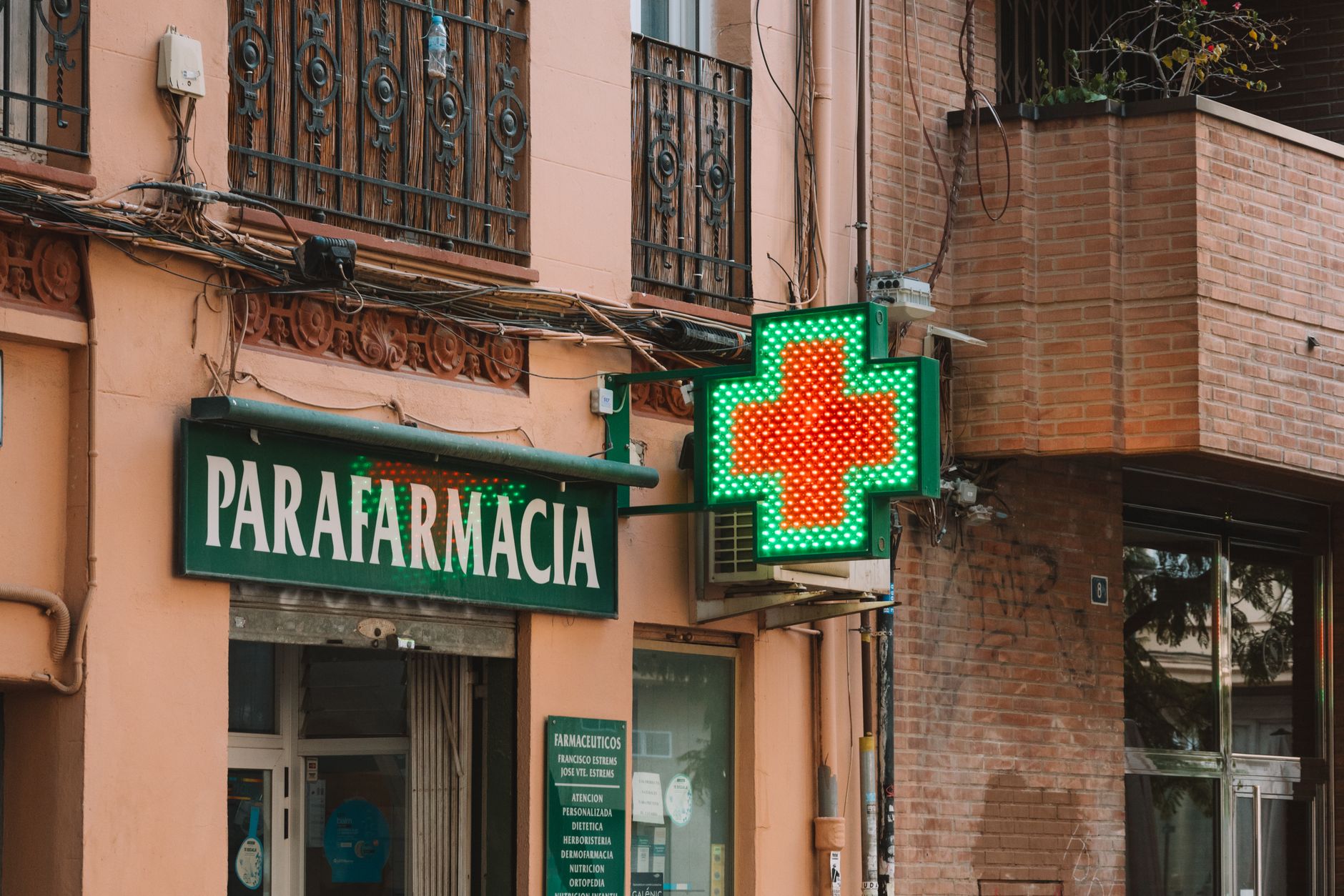 Vue extérieure d’une pharmacie dunkerquoise équipée d’une enseigne lumineuse élégante, visible depuis la rue et harmonieusement intégrée à la façade.