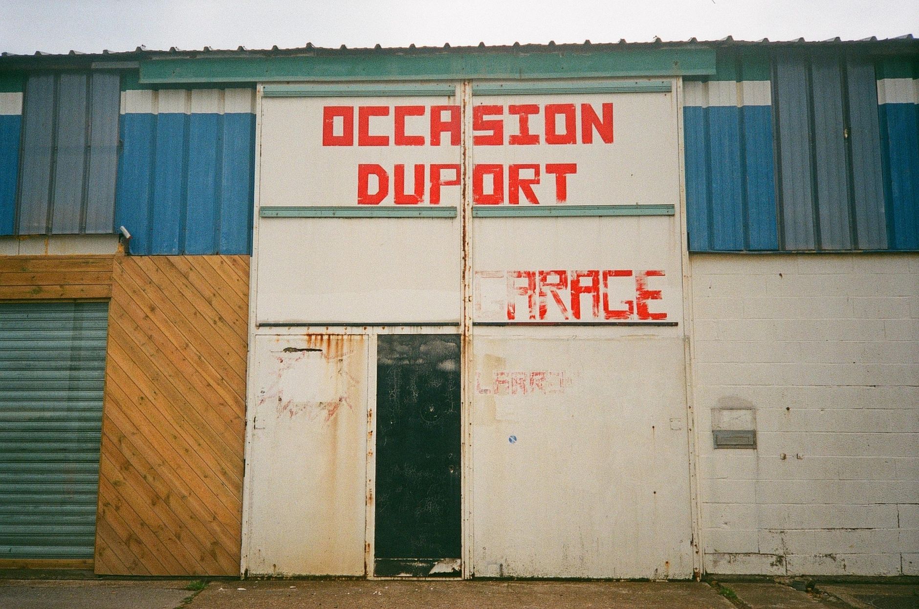 pose d’une enseigne par une équipe professionnelle sur la façade d’un établissement à Dunkerque, avec contrôle des fixations et du raccordement lumineux