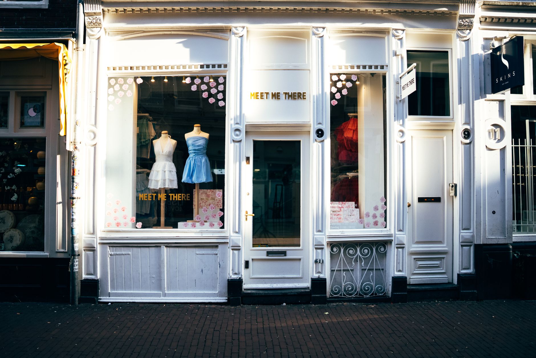 Façade de commerce dunkerquois habillée avec lettrage élégant, vitrines coordonnées et signalétique lisible dans une rue commerçante