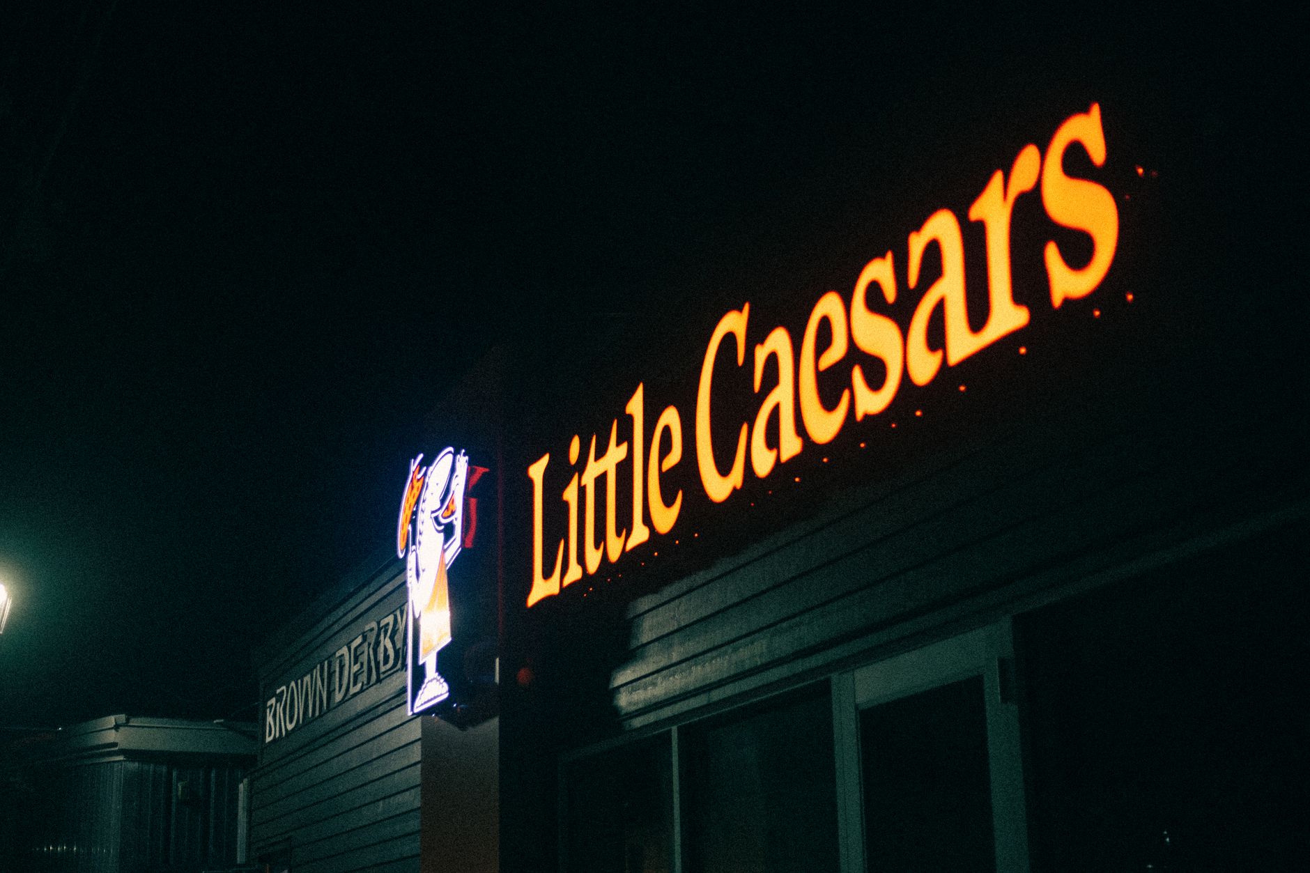 façade d’un commerce dunkerquois équipée de grandes lettres lumineuses en relief, visibles depuis la rue au crépuscule