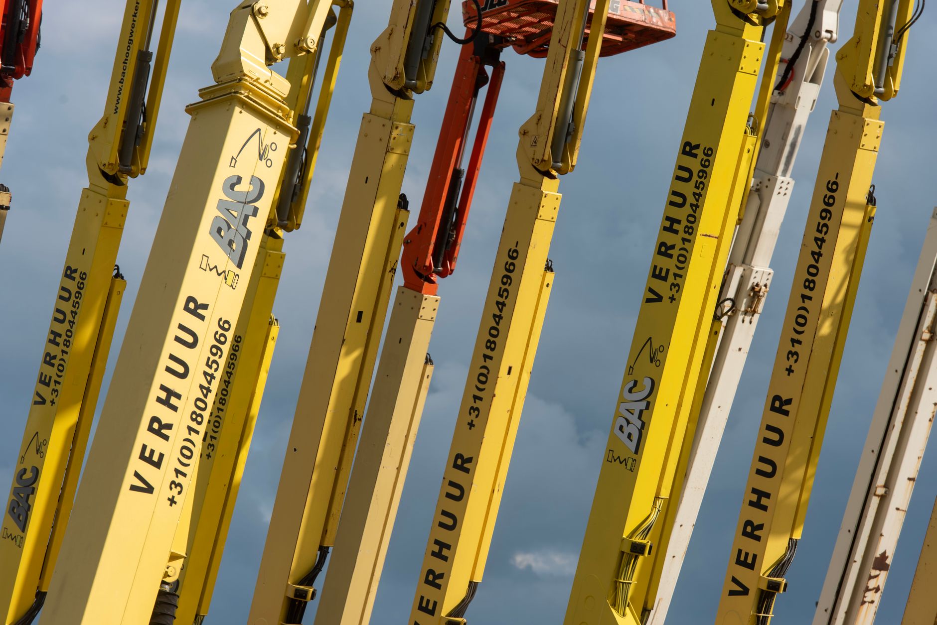 équipe de pose installant des lettres lumineuses géantes sur la façade d’une entreprise près de Dunkerque, avec nacelle et contrôle de l’alignement