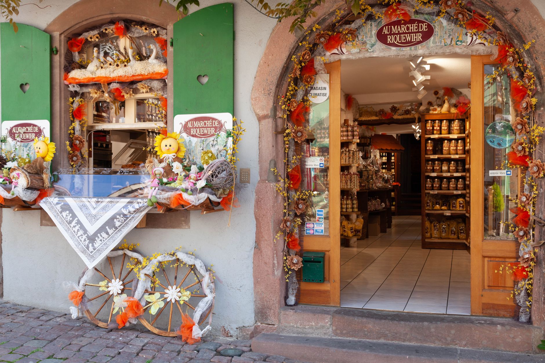 Façade d’un commerce dunkerquois équipée d’un store professionnel harmonieusement intégré à la devanture, vue depuis la rue