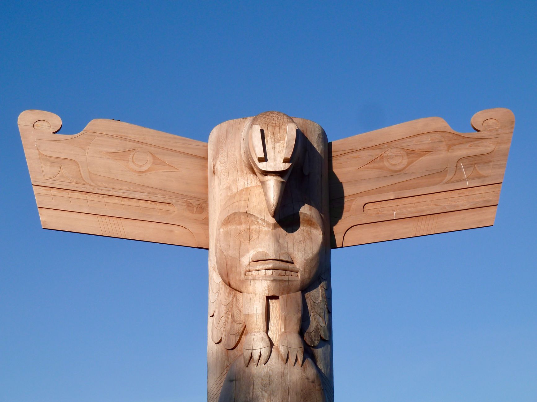 Totem extérieur personnalisé installé devant une entreprise dunkerquoise, visible depuis une rue passante et intégré harmonieusement à son environnement.